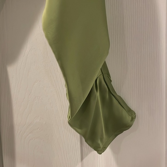 "Amari" Off-the-shoulder satin dress 💚 - Picture 3 of 8